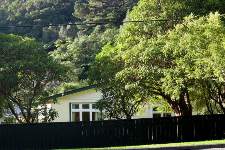 Photo of property in 87 Kamahi Street, Stokes Valley, Lower Hutt, 5019