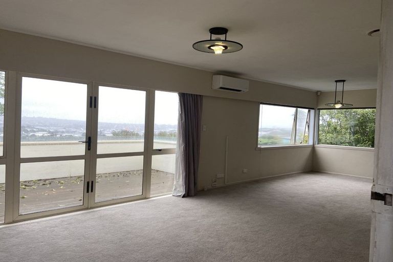 Photo of property in 58 Chivalry Road, Glenfield, Auckland, 0629