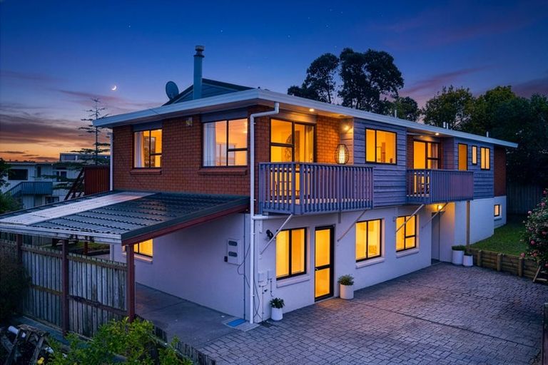 Photo of property in 2/12 Grimshaw Place, Henderson, Auckland, 0612