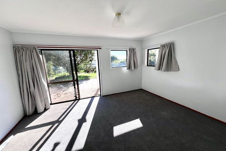 Photo of property in 6 Higham Ferrers Place, Red Beach, 0932