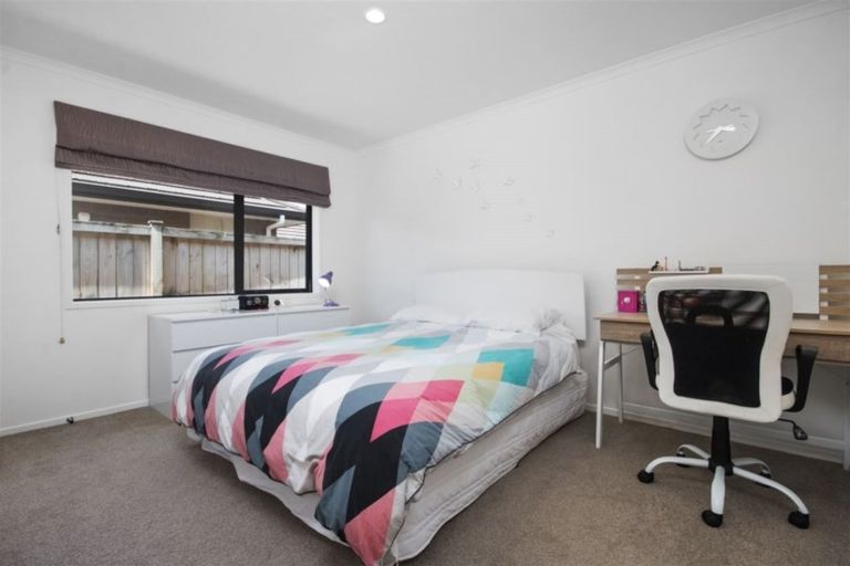 Photo of property in 14 Tongeren Square, Karaka, Papakura, 2113