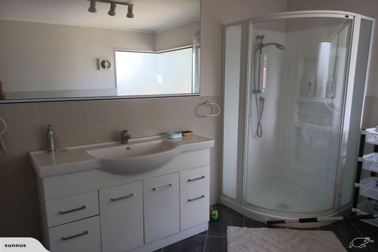 Photo of property in 12 Searidge Rise, West Harbour, Auckland, 0618