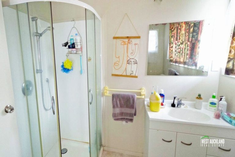 Photo of property in 24 Sherwood Avenue, Te Atatu South, Auckland, 0610