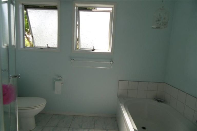 Photo of property in 1/28 Oaktree Avenue, Browns Bay, Auckland, 0630