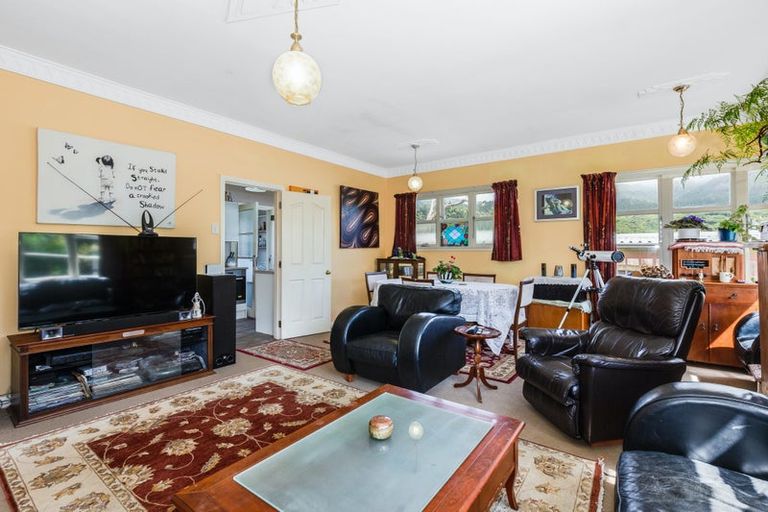 Photo of property in 4 Mexted Terrace, Tawa, Wellington, 5028