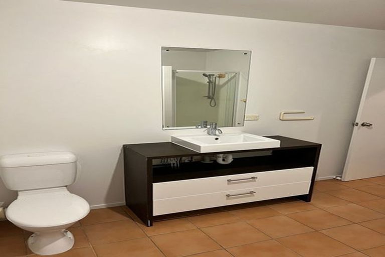 Photo of property in 3b Deuxberry Avenue, Northcote, Auckland, 0627