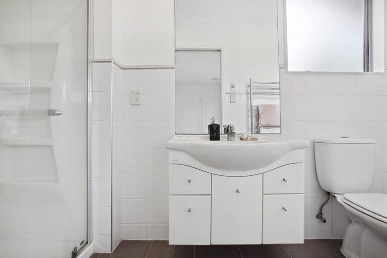 Photo of property in 7 Napuka Road, Henderson Valley, Auckland, 0612