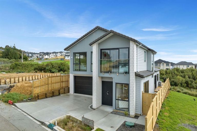 Photo of property in 30 Ballyalton Crescent, Flat Bush, Auckland, 2019