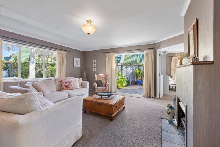 Photo of property in 9 Taylor Place, Merrilands, New Plymouth, 4312