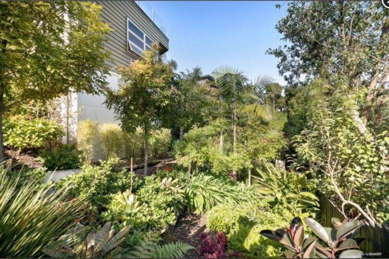 Photo of property in 2/16 Pine Ridge Terrace, Hauraki, Auckland, 0622