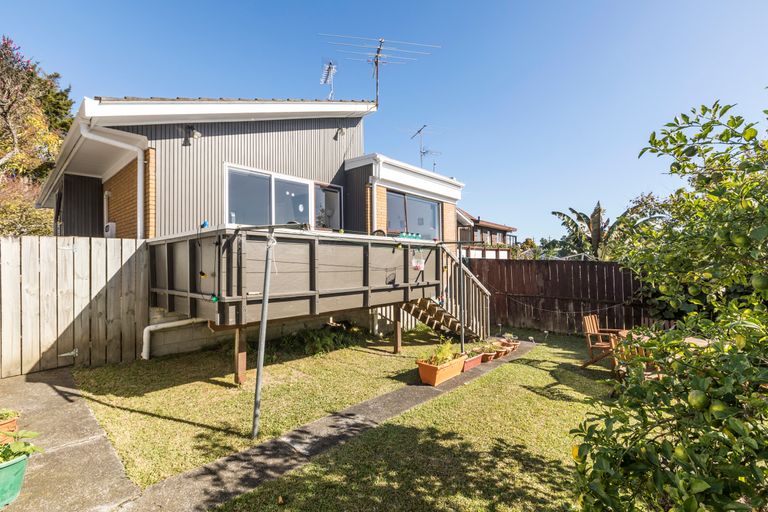 Photo of property in 2/309 Wairau Road, Totara Vale, Auckland, 0627