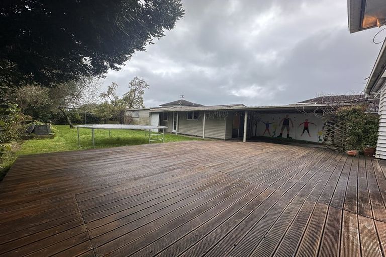 Photo of property in 13 Yeovil Road, Te Atatu Peninsula, Auckland, 0610