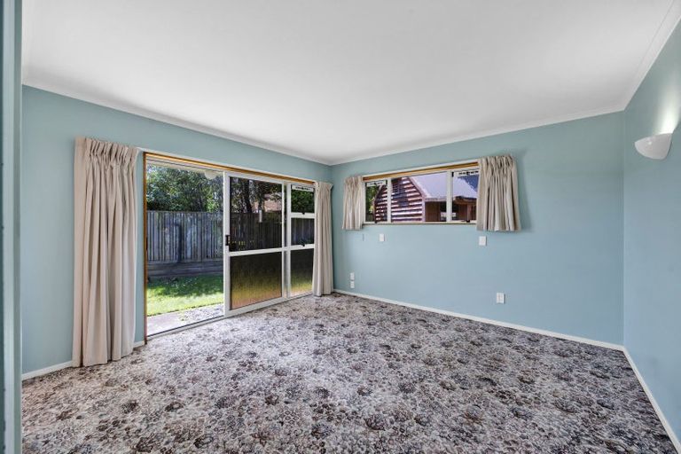 Photo of property in 4 Waiwera Place, Merrilands, New Plymouth, 4312