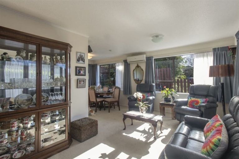 Photo of property in 2/4 Stewart Drive, Newlands, Wellington, 6037