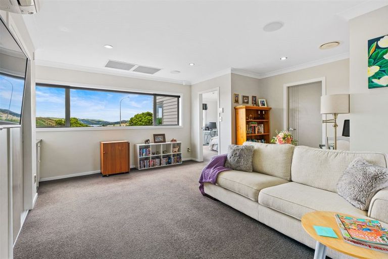 Photo of property in 1 Hollyford Place, Aotea, Porirua, 5024