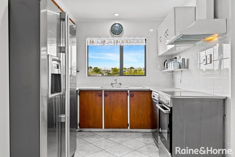 Photo of property in 2/35 Topliss Drive, Northcross, Auckland, 0632