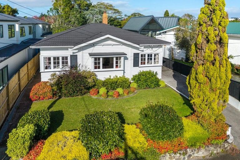 Photo of property in 1 Manor Place, Point Chevalier, Auckland, 1022