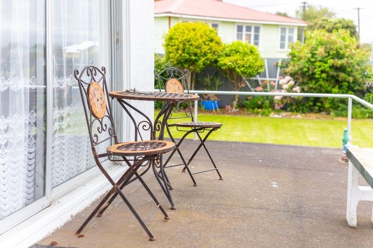 Photo of property in 24 Brassey Street, Waverley, 4510