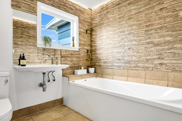 Photo of property in 1 Melia Place, Stanmore Bay, Whangaparaoa, 0932