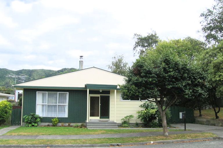 Photo of property in 35 Brightwater Crescent, Totara Park, Upper Hutt, 5018