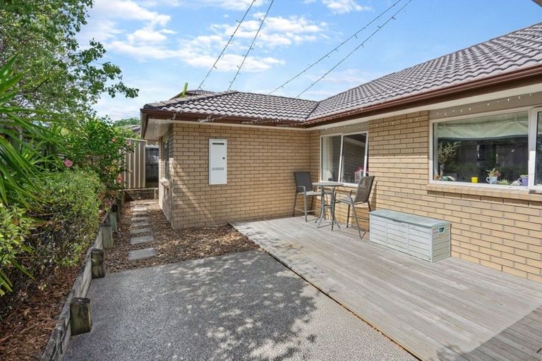 Photo of property in 25 Saltwood Street, Red Beach, 0932