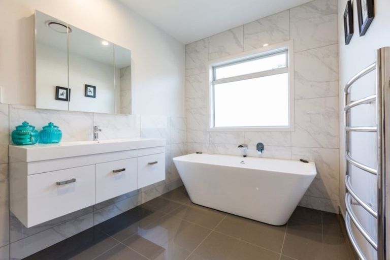 Photo of property in 32 Pelorus Avenue, Poraiti, Napier, 4112