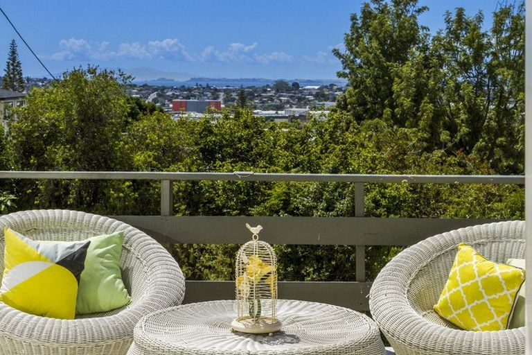 Photo of property in 70 Chivalry Road, Glenfield, Auckland, 0629