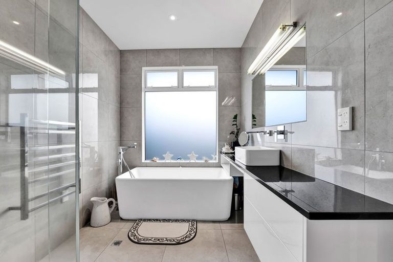 Photo of property in 18 Te Arakete Place, Hurworth, New Plymouth, 4310