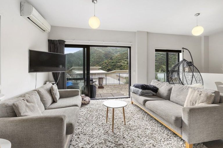 Photo of property in 9 Rarangi Way, Owhiro Bay, Wellington, 6023