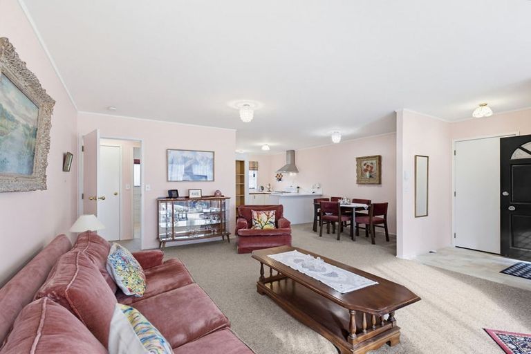 Photo of property in 2/13 Greers Road, Weymouth, Auckland, 2103