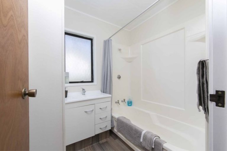 Photo of property in 6 Katrina Place, Massey, Auckland, 0614