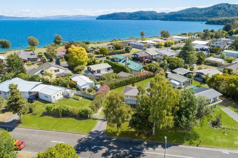 Photo of property in 28 Kinloch Road, Kinloch, Taupo, 3377