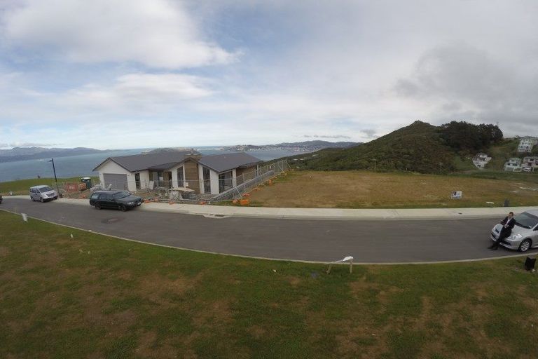 Photo of property in 16 Promontory Crescent, Newlands, Wellington, 6037