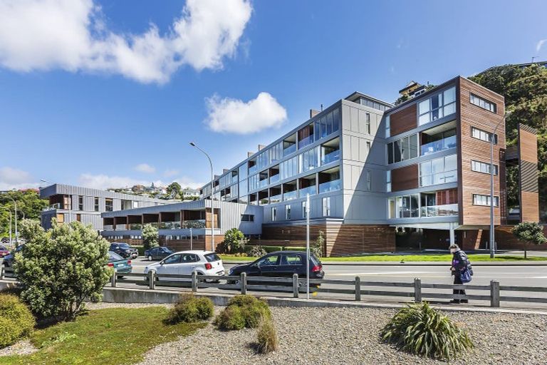 Photo of property in Patent 326 Apartments, 207s/326 Evans Bay Parade, Hataitai, Wellington, 6021