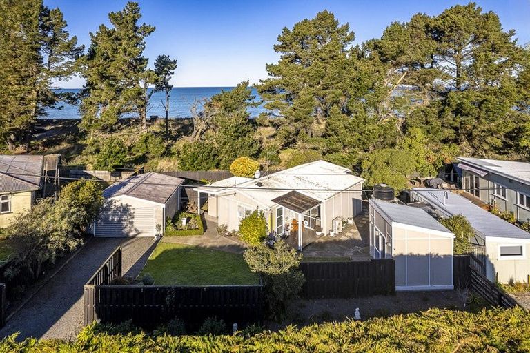 Photo of property in 15 South Crescent, Amberley, 7481