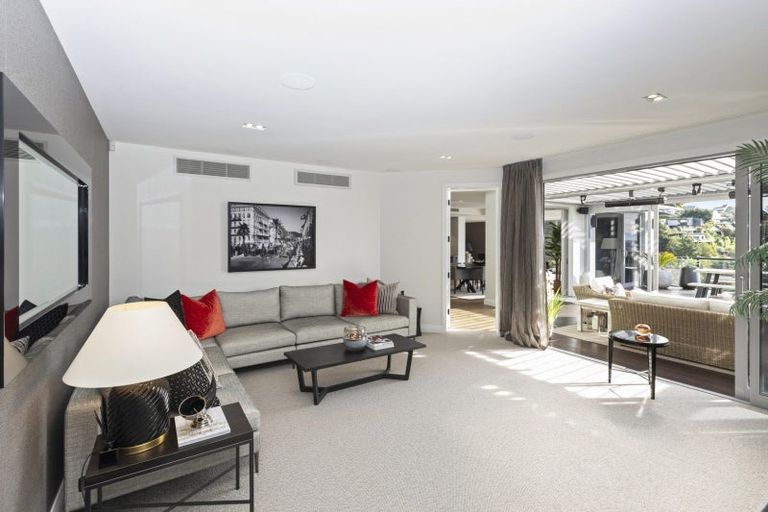 Photo of property in 15 Omeo Crescent, Redcliffs, Christchurch, 8081