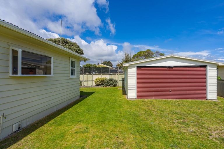 Photo of property in 11 Adrian Grove, Waikanae Beach, Waikanae, 5036