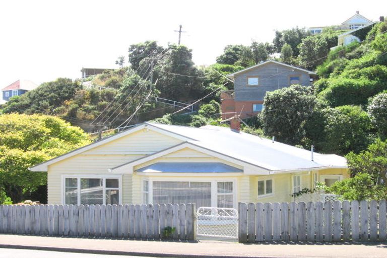 Photo of property in 1 Melrose Road, Island Bay, Wellington, 6023