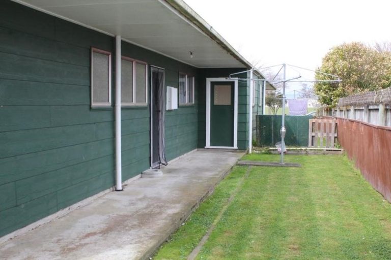 Photo of property in 2/82 John F Kennedy Drive, Milson, Palmerston North, 4414