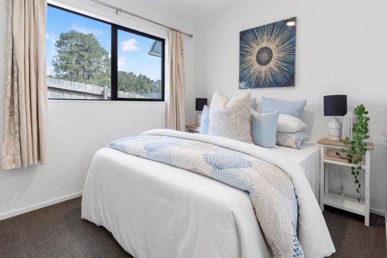 Photo of property in 1/6 Mira Place, Windsor Park, Auckland, 0632