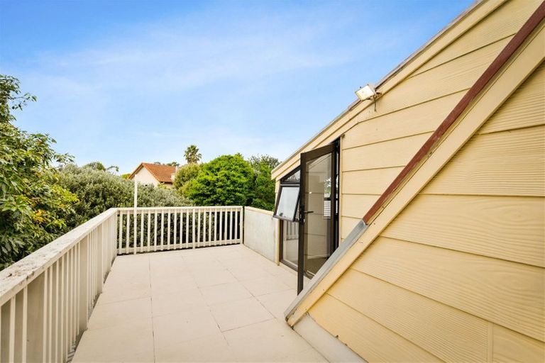 Photo of property in 112 Beach Road, Te Atatu Peninsula, Auckland, 0610
