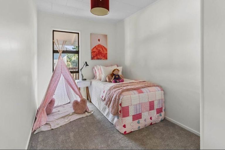 Photo of property in 72 Lynn Road, Bayview, Auckland, 0629