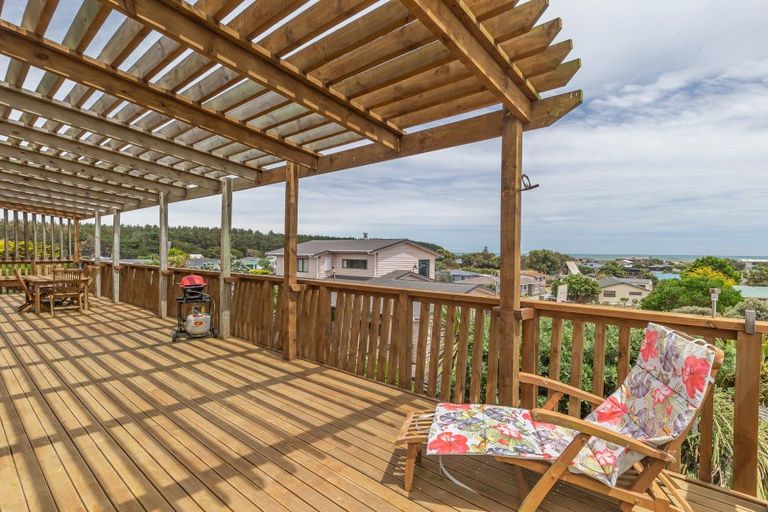 Photo of property in 6 Arataki Grove, Waitarere Beach, Levin, 5510