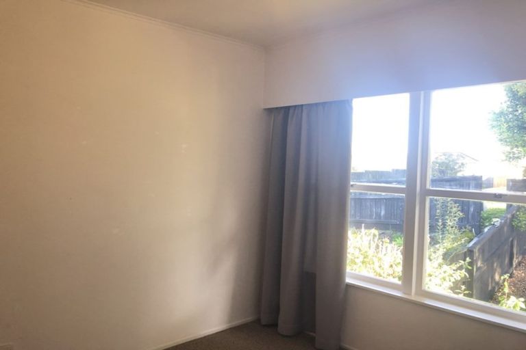 Photo of property in 1/36 Girrahween Drive, Totara Vale, Auckland, 0629