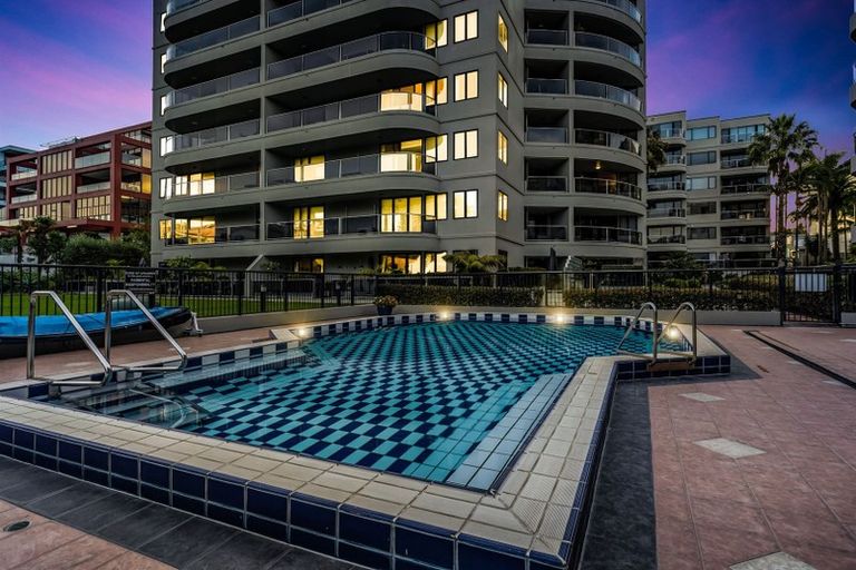 Photo of property in 4b/171 Hurstmere Road, Takapuna, Auckland, 0622