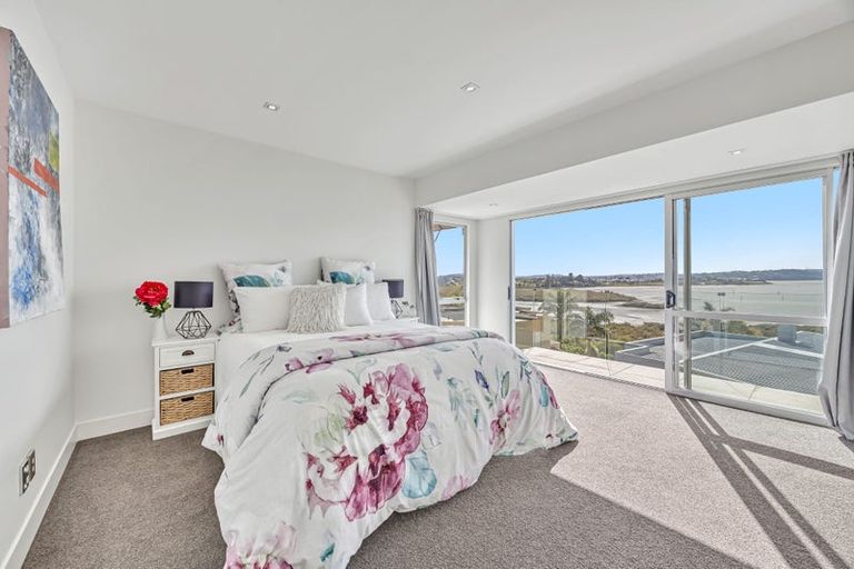 Photo of property in 15 Courtneys, West Harbour, Auckland, 0618
