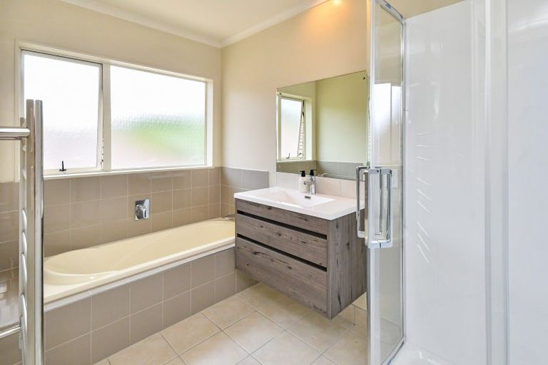 Photo of property in 5 Nita Place, The Gardens, Auckland, 2105