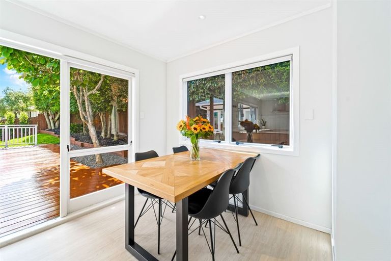 Photo of property in 70 Blakeborough Drive, Forrest Hill, Auckland, 0620