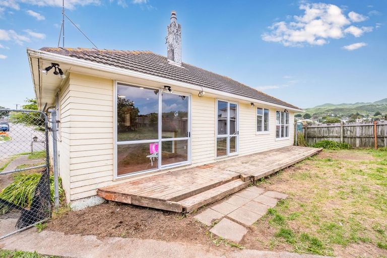 Photo of property in 25 Matahourua Crescent, Cannons Creek, Porirua, 5024