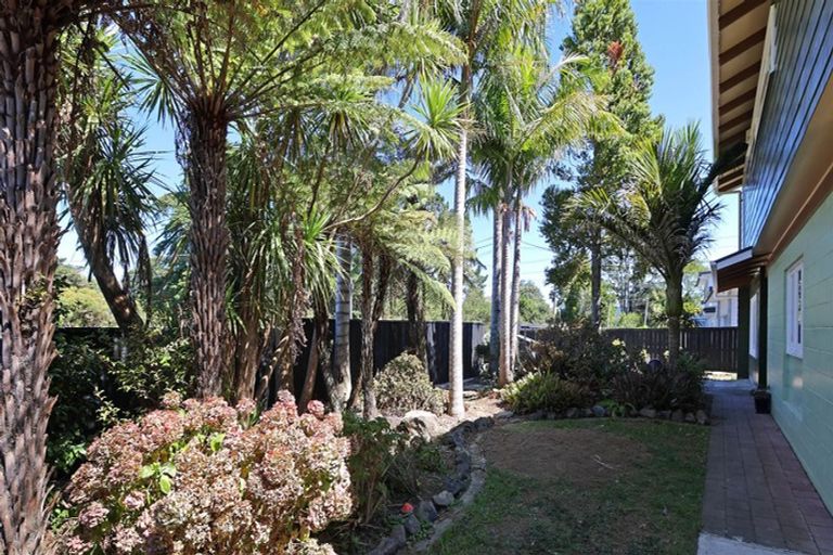 Photo of property in 4 Tasman Avenue, Henderson Valley, Auckland, 0614